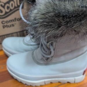 NEW Sorel Women's Light Gray Winter Boots with Faux Fur